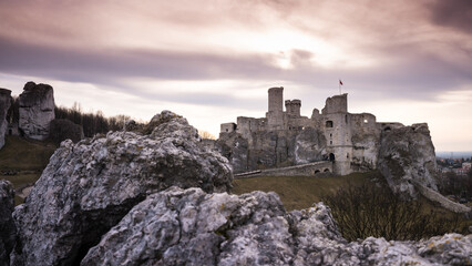 Ruiny zamku w Ogrodzieńcu Podzamczu na Jurze Krakowsko Częstochowskiej Polska © kubikactive