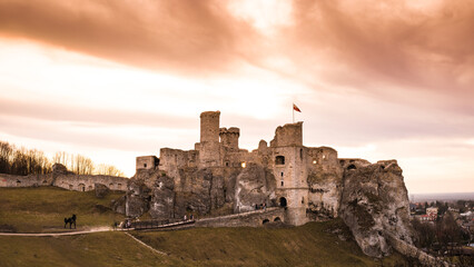 Ruiny zamku w Ogrodzieńcu Podzamczu na Jurze Krakowsko Częstochowskiej Polska © kubikactive