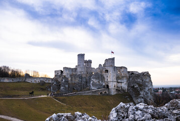 Ruiny zamku w Ogrodzieńcu Podzamczu na Jurze Krakowsko Częstochowskiej Polska © kubikactive