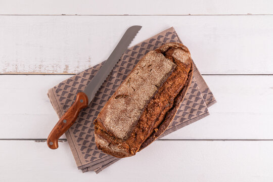 Freshly baked whole grain loaf with bread knife