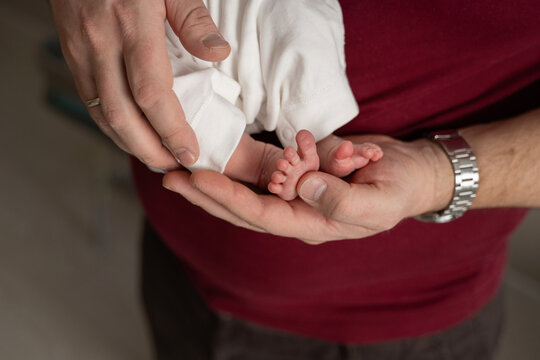 Tender moment with newborn in parent&rsquo;s hands