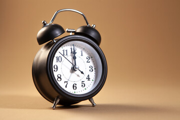 Naklejka premium Alarm clock on beige background with copy space for your text