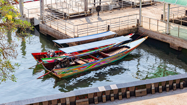 Bunt bemalte Long Tail Boote auf dem Fluss Mae Nam Mae Klong in Kanchanaburi, Thailand