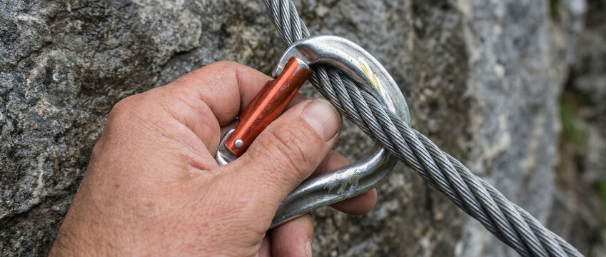Klettersteig-Sicherung: Karabiner am Stahlseil f&uuml;r maximale Sicherheit