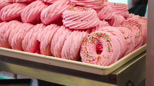 Dulces delicias de merengues rosas con chispas de colores