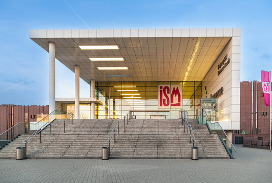people leaving the ISM in Cologne