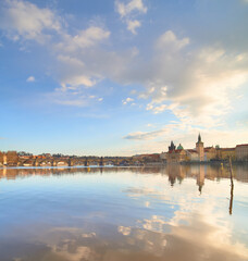 Obraz premium Charles Bridge and Vltava River reflecting Prague skyline in soft evening light