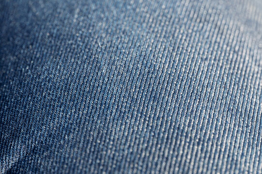 Texture d&eacute;taill&eacute;e de tissu denim bleu, fond textile en jean avec armure serg&eacute;e
