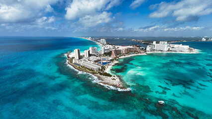 Toma aérea panorámica de la hermosa, turquesa y paradisíaca playa de Cancún. Hermosa toma aérea de una playa con arena blanca, agua azul turquesa, vista superior/cenital de una playa con un drone © Diego Iván