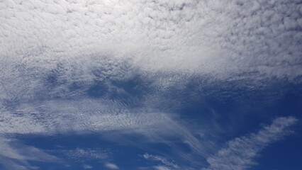 Obraz premium 한라산 정상 부근의 화산 암벽과 깃털 같은 권운이 펼쳐진 풍경