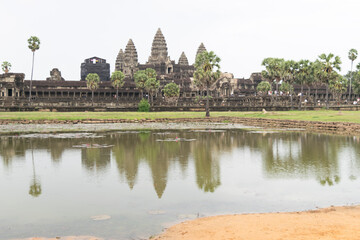 Obraz premium Angkor wat temple reflecting in cambodia's reflecting pool