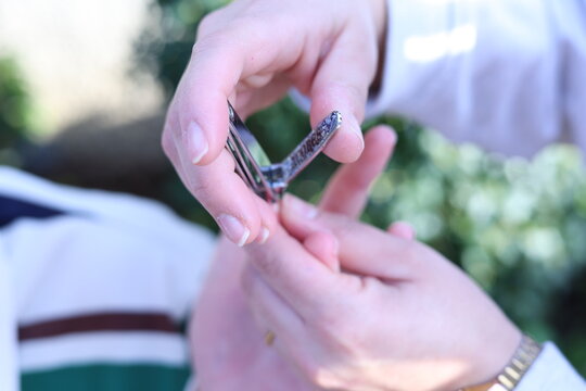 Soin des ongles sur un homme avec coupe-ongles lors d&rsquo;une routine d&rsquo;hygi&egrave;ne personnelle