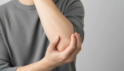 肘の痛み：関節痛や炎症で肘を押さえる日本人男性