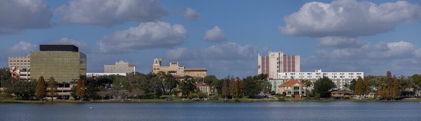Obraz premium The historic skyline rises above Lake Morton in Lakeland, Florida, USA.