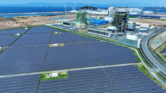 バイオマス発電所と風力・太陽光発電所の風景　空撮