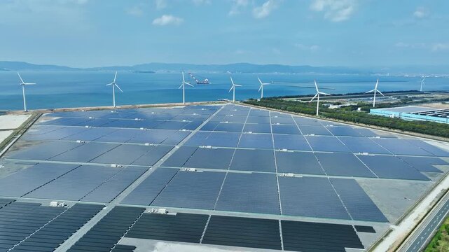 風車とソーラーパネルのハイブリッド発電所の風景空撮