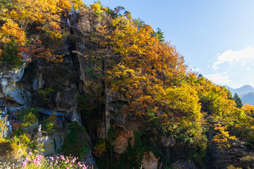 Fototapeta premium 日本の風景・秋 山形 紅葉の立石寺（山寺）