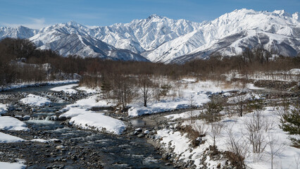 春の訪れ、雪解けの川　長野県白馬村 © RATM