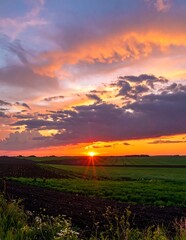 Obraz premium A serene landscape at sunset with vibrant colors