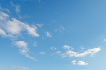 Obraz premium Blue sky with soft white scattered clouds