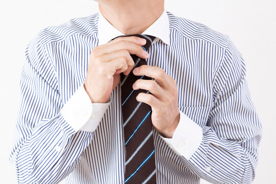 ネクタイを締める男性