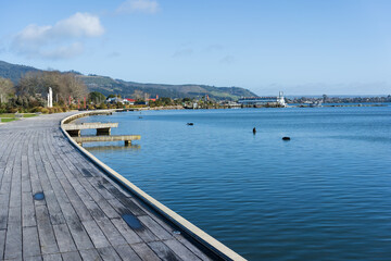 Fototapeta premium Wooden lakefront boardwalk along Lake Rotorua