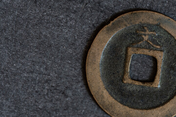 黒背景に日本の古い貨幣