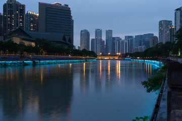 Fototapeta premium Twilight Skyline Reflections on the Jinjiang River Promenade in Chengdu