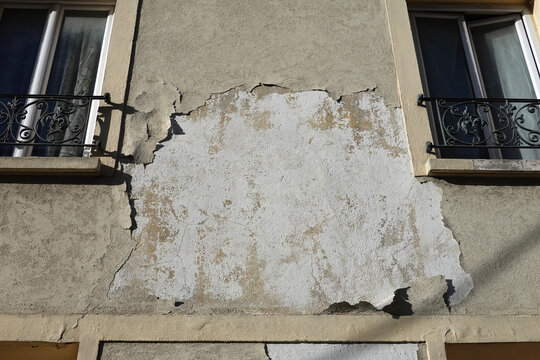 Fa&ccedil;ade d'une maison avec d&eacute;gradation de la peinture en raison d'une infiltration