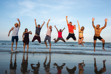 Fototapeta premium Joyful friends jumping beach