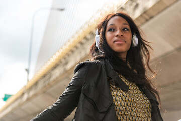 Obraz premium Confident woman enjoying music outdoors.