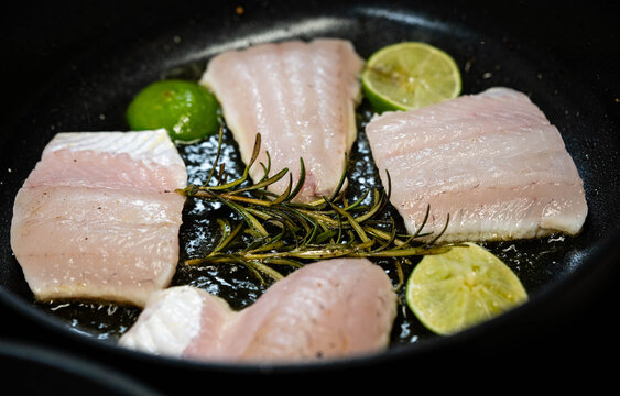 frisches Zanderfilet mit Kr&auml;utern und Gew&uuml;rzen