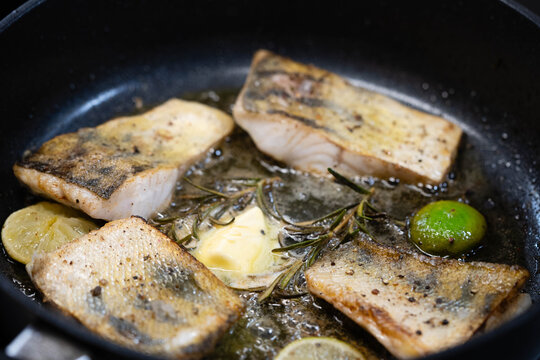 frisches Zanderfilet mit Kr&auml;utern und Gew&uuml;rzen