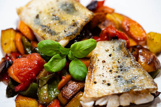 frisches Zanderfilet mit Kr&auml;utern und Gew&uuml;rzen