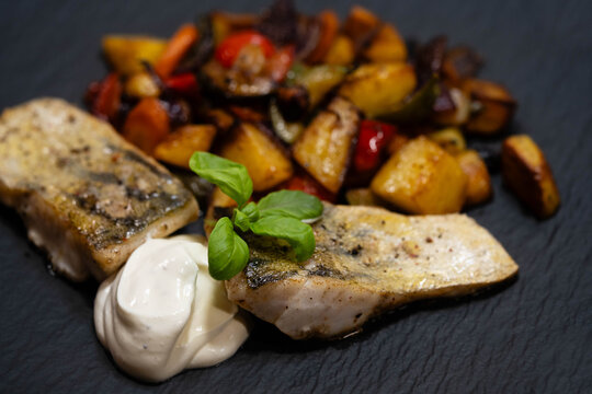 frisches Zanderfilet mit Kr&auml;utern und Gew&uuml;rzen