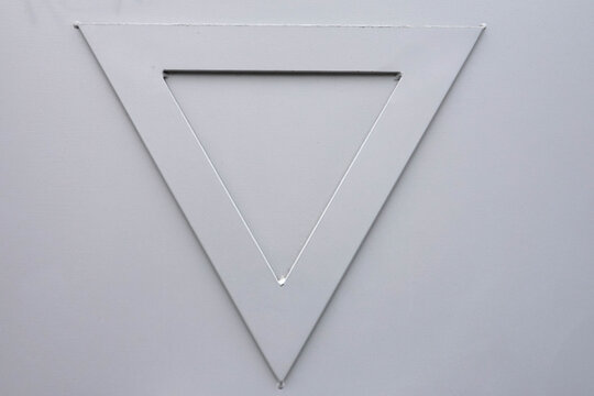 triangle en m&eacute;tal en relief soud&eacute; sur de l'acier