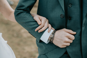 Fototapeta premium Mariée tenant le bras du marié lors d'un moment de mariage