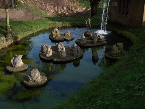 Art Sculpture installation "Frogs in Concert" ||  installatie "Kikkers in concert " || Daendelspoortje, Hattem, Gelderland province, The Netherlands