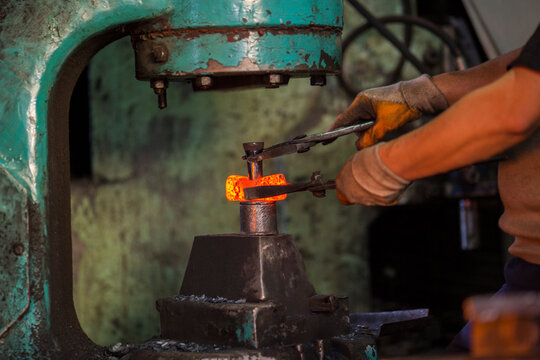 A veteran of 50 years. A master ironworker who shapes cold iron by heating it to a fever. He entered this profession at the age of 10 and has spent 50 years shaping iron according to people's needs.