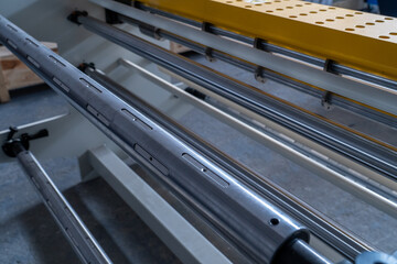 Obraz premium Close-up of industrial steel expansion shafts on a manufacturing machine.