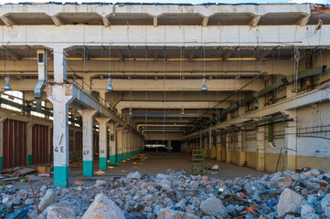 Wnętrze opuszczonej hali produkcyjnej fabryki FSO na Żeraniu w Warszawie, architektura przemysłowa © smoku7979