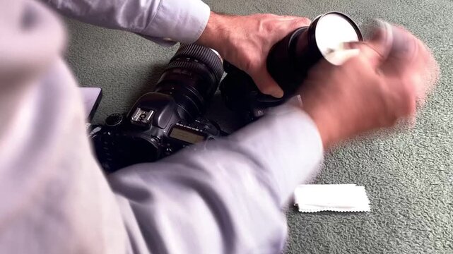 Limpiando c&aacute;mara en mantenimiento y preparando en time lapse para disparar fotos con lente teleobjetivo y parasol