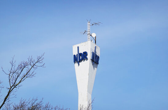 NDR Logo f&uuml;r Norddeutscher Rundfunk am Sendeturm des Landesfunkhaus Niedersachsen in Hannover Deutschland