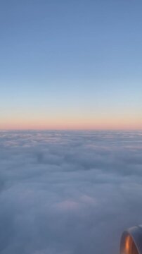 Flug &uuml;ber den Wolken
