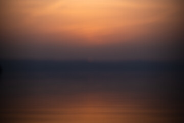 Obraz premium Abstract bokeh of a golden sunset over water