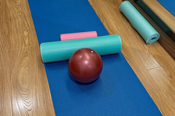 Obraz premium Workout tools arranged on a mat in a fitness space for exercise and training routines at home