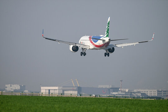 Avion atterrissage Brussels Airport MEA
