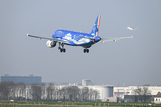 Avion atterrissage Brussels Airport ITA Airways livr&eacute;e speciale olympique