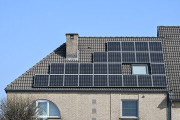 Obraz premium maison panneaux solaires photovoltaique 