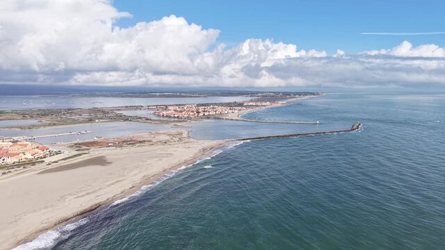 La sortie du port de plaisance de Port Leucate dans l'aude en r&eacute;gion Occitanie